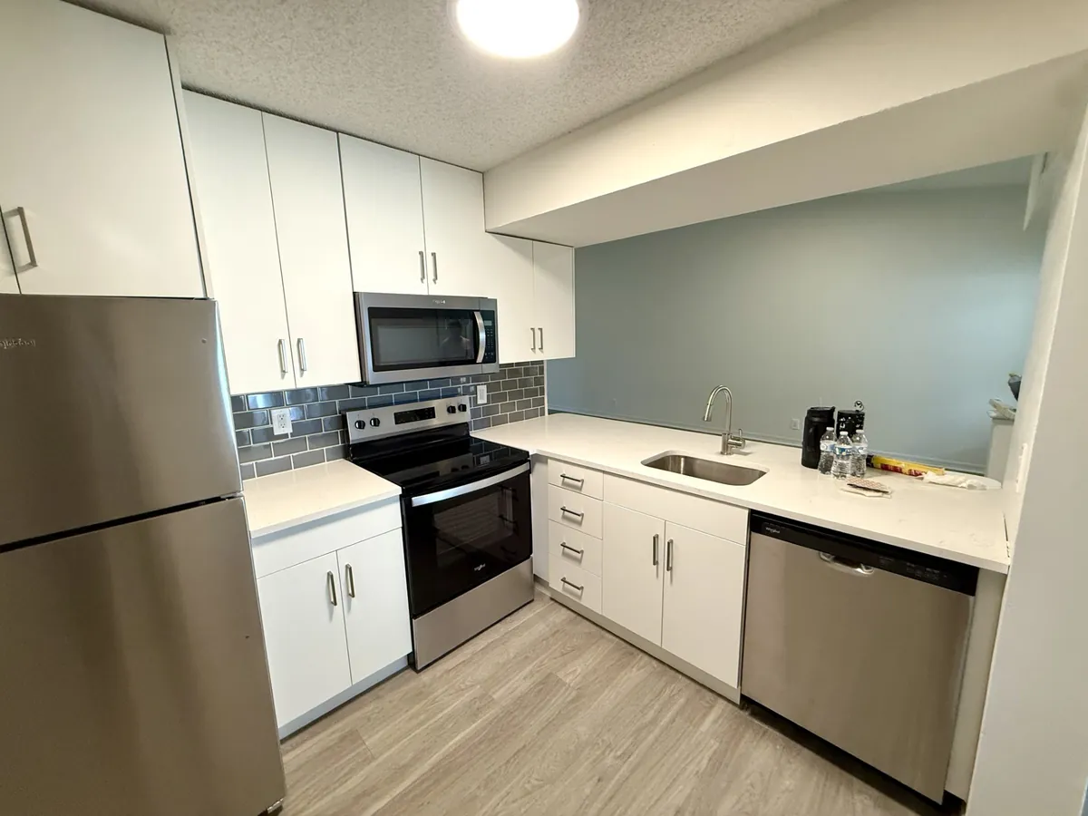 Kitchen remodel with backsplash and cabinets — Hollywood